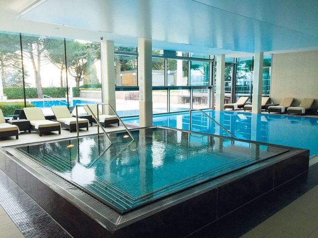 Cinq Mondes في فندق البوريفاج، لوزان 