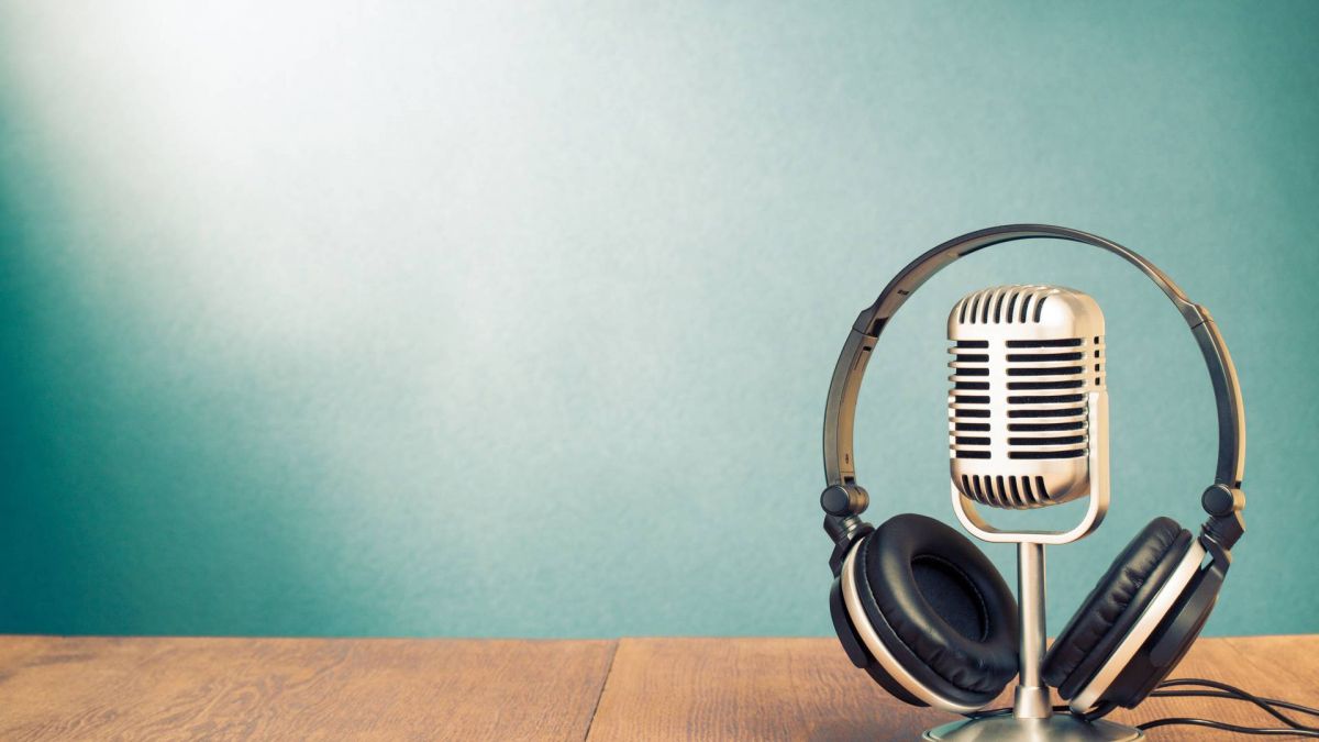 بالفيديو - لحظة سقوط مذيعة شهيرة على الهواء.. شاهدوا حركاتها الغريبة