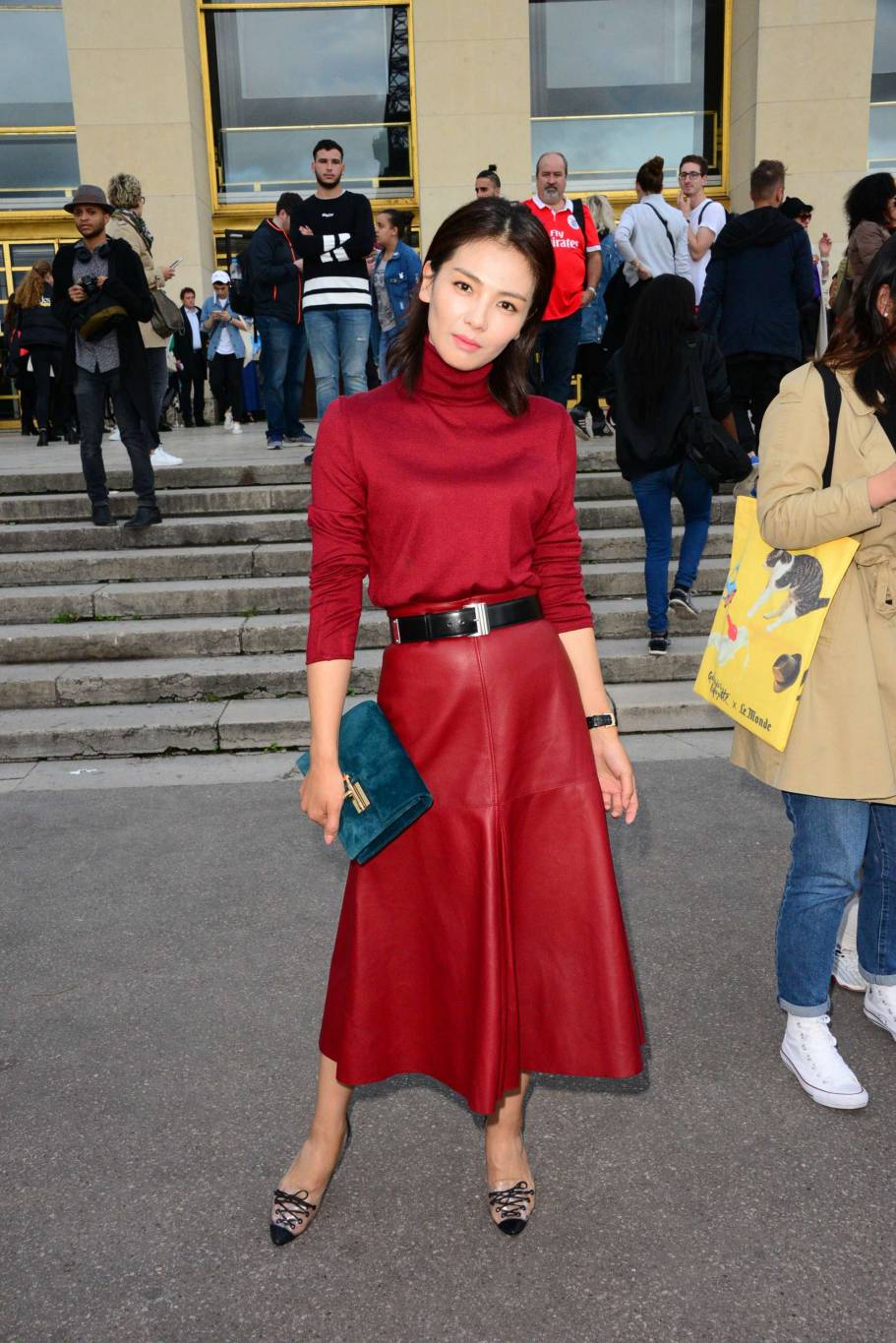 أيقونات الموضة العالميات يكسرن قواعد تنسيق الألوان