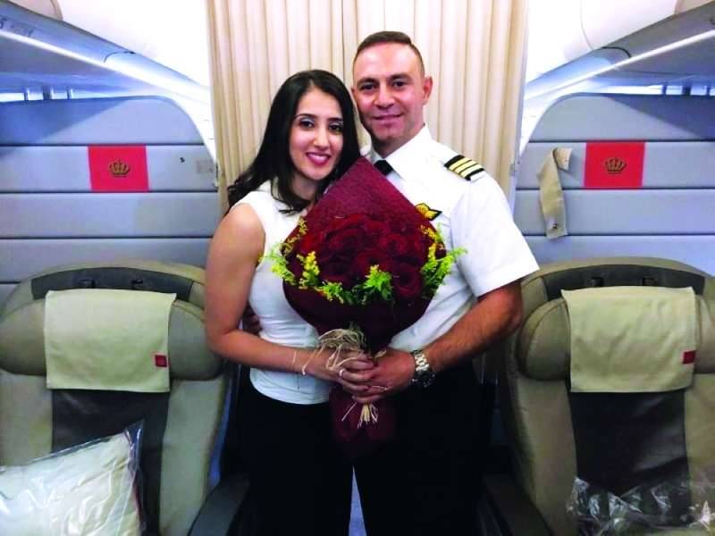 هكذا عرض طيار الزواج على حبيبته