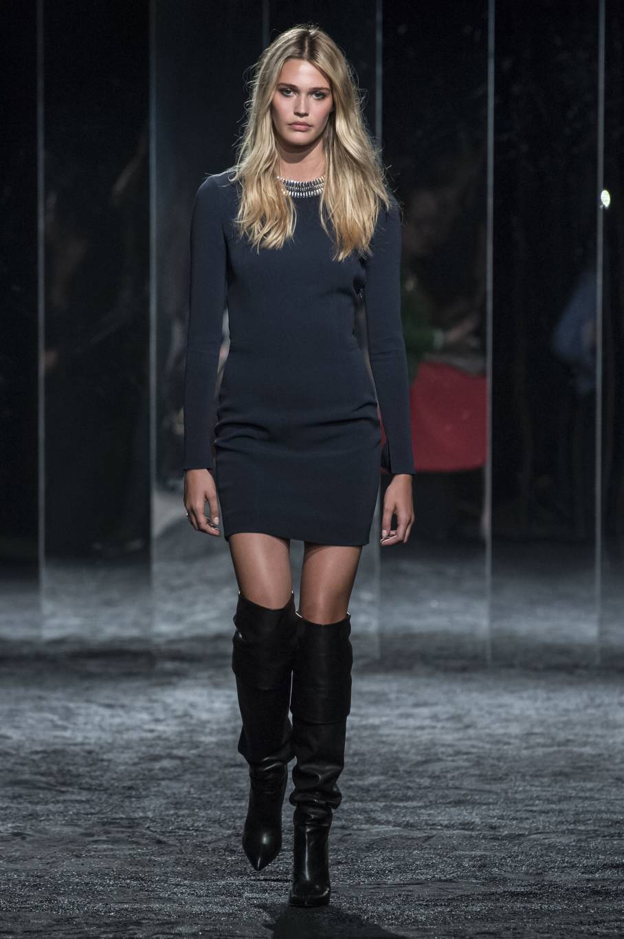 فساتين السهرات مع الجزمات العالية... صيحة جديدة للسهرات