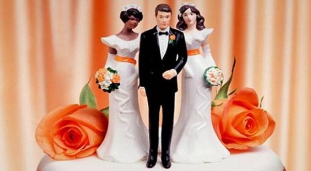 بالصورة - فنان عربي تزوج من شقيقتين