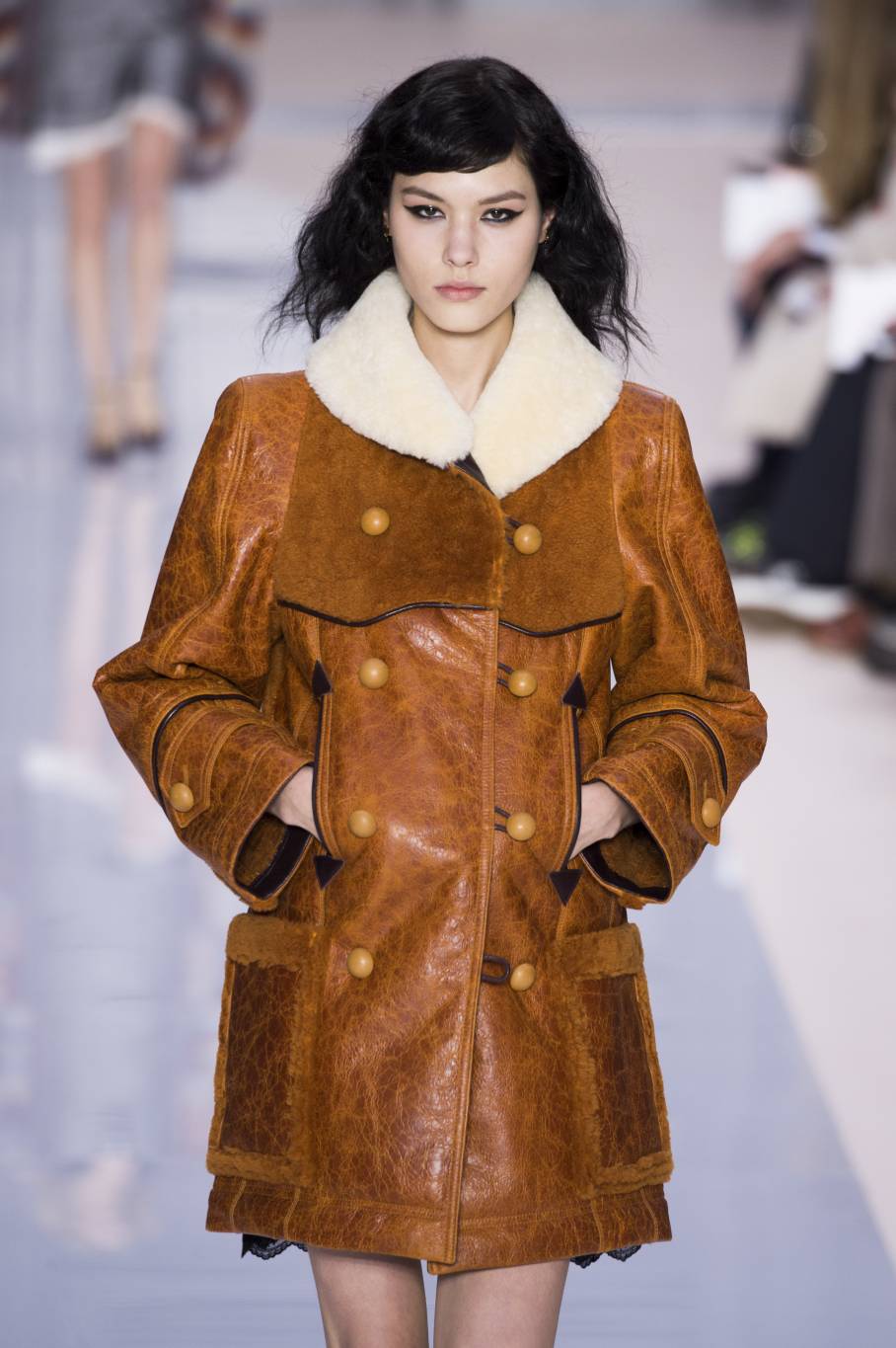 الفرو يزين أعناق الجميلات في أزياء هذا الشتاء