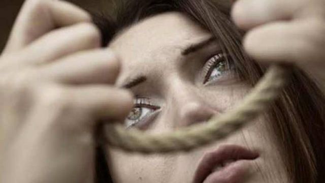 بالصور - فنّانة مصرية تلّمح الى الانتحار... هل تفعلها؟