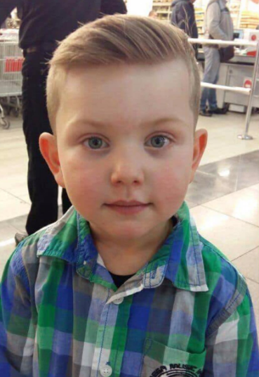 هذه الصورة ليست من طفولة براد بيت... إكتشفوا من تكون النجمة العربية قريبة هذا الطفل