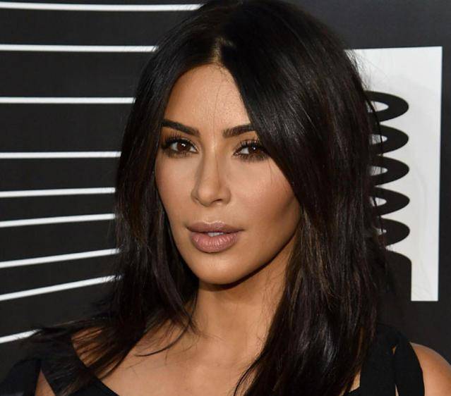 بالصور - كيم كارداشيان تفاجىء العالم وهي جالسة على الأرض ومن دون ماكياج