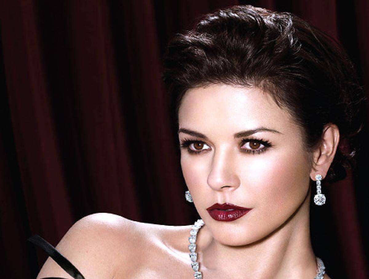 بالفيديو - كاثرين زيتا جونز تشوّه جمالها بعمليات التجميل... شاهدوا كيف أصبحت!