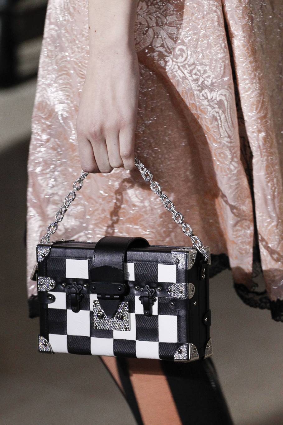 الصندوق... حقيبة لافتة هذا الشتاء