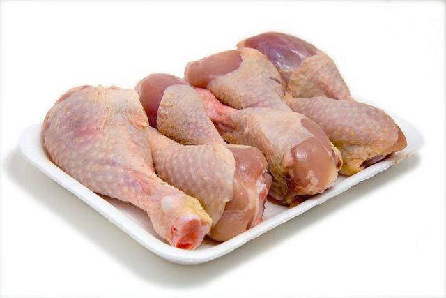 هذه العلامات تكشف أنّ لحم الدجاج المجلّد أصبح فاسداً... لم تفكري بها من قبل