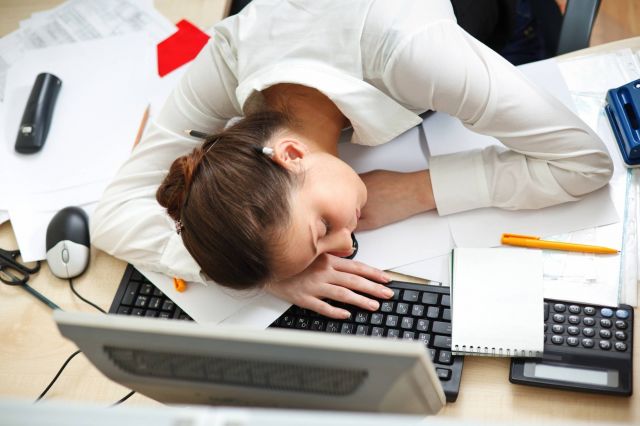 هل تشعرين بالتعب قبل الدورة الشهرية؟ دراسة تكشف السبب الحقيقي