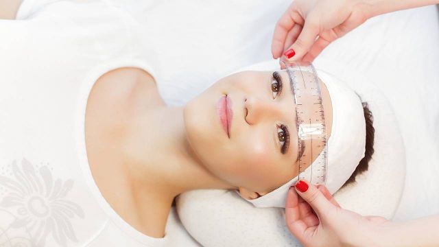 كيف تتجنّبين التقاط الجراثيم بعد وشم حاجبيكِ؟