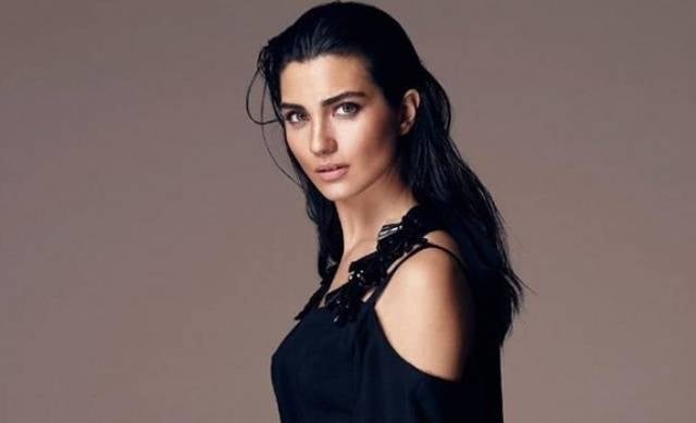 بالصور - توبا بويوكستون تلفت الأنظار بتسريحة شعرها الجديدة... شاهدوا أناقتها