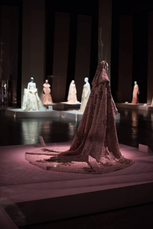 المصمّم العالمي جورج حبيقة يتميز في Swarovski Sparkling Couture Infinity Exhibition في دبيّ بتصيم مبهر كسته 75000  حبّة من الشواروفسكي