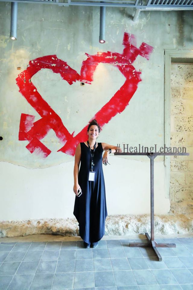 معرض للفنانة التشكيلية زينة الخليل ينشر ثقافة السلام