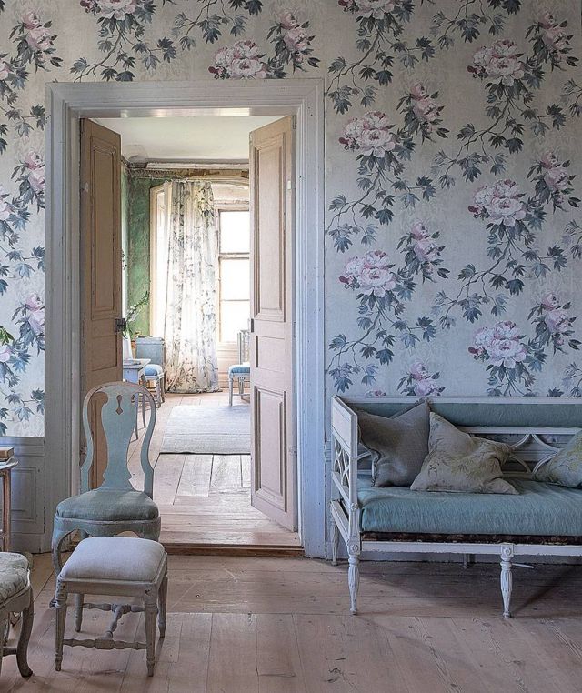 تصور جميل لورق جدران يستدعي الطبيعة الى داخل ريفي مليء بالذكريات