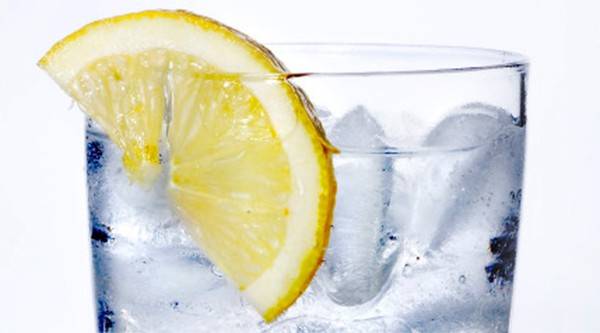 شريحة الليمون على كوب العصير خطر على الصحة