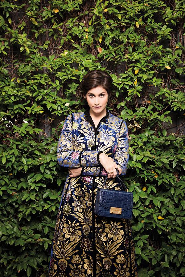 • معطف Thelma الطويل • حقيبة يد Juliette الكل من  Tory Burch