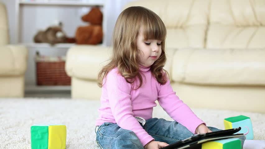 هكذا تعرفين أن طفلتك تعاني من فرط الحركة وصعوبة التركيز... علامات لا تنتبهين لها عادةً