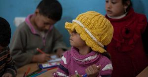 نجمة تركية تقرر تبني طفل من اللاجئين.. من هي؟