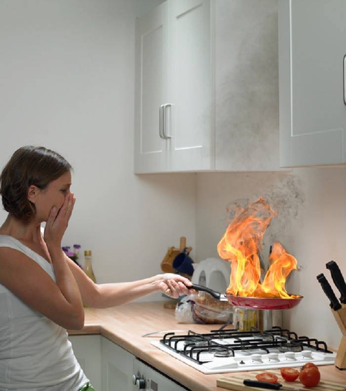 بهذه الطريقة السريعة والآمنة تطفئين الزيت المشتعل في المقلاة...لا تترددي