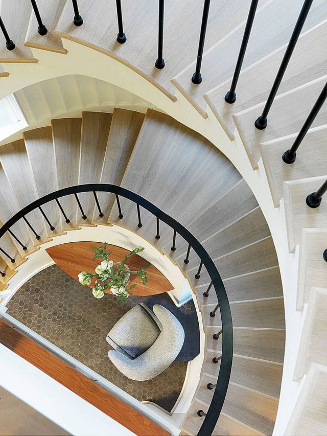 لقطة لدرج نصف دائري بأناقة لافتة