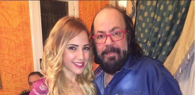 ابنة طلعت زكريا بالحجاب مع والدها في السعودية