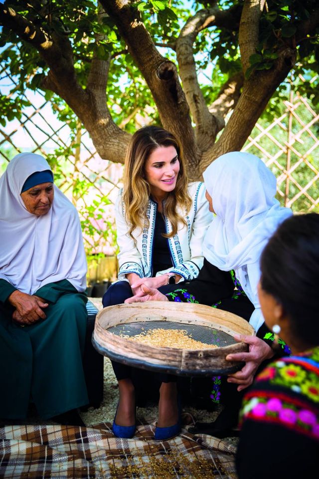 الملكة رانيا لتمكين النساء المزارعات والحرفيات في منطقة العارضة
