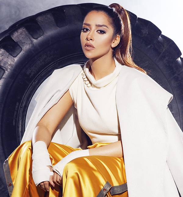 تكشف أسرار الساحة الفنّية: حادث وحمل وقضايا وجولة من التصريحات المسيئة