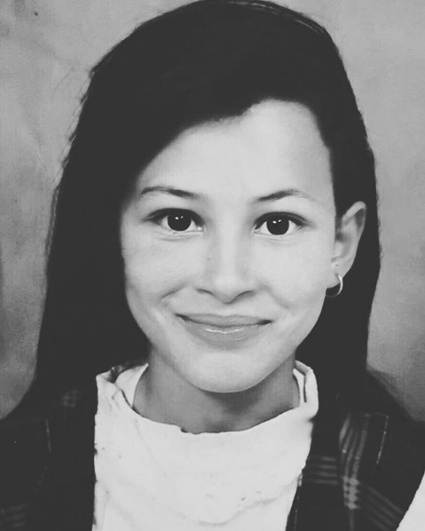 بالصور - خمنّوا هذه الطفلة أي نجمة عربية وساحرة أصبحت؟!