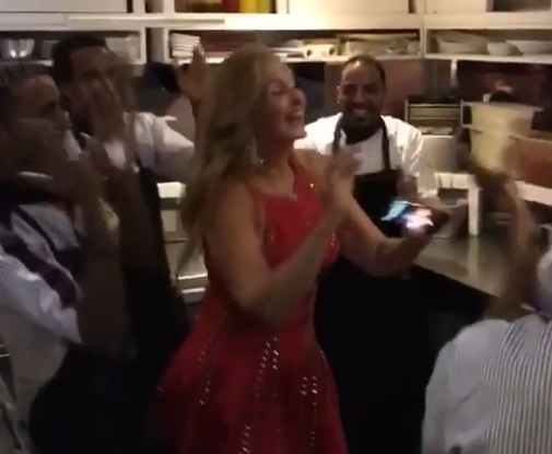 فيديو.. يسرا ترقص بصحبة عمال مطعم على أغنيتها الجديدة