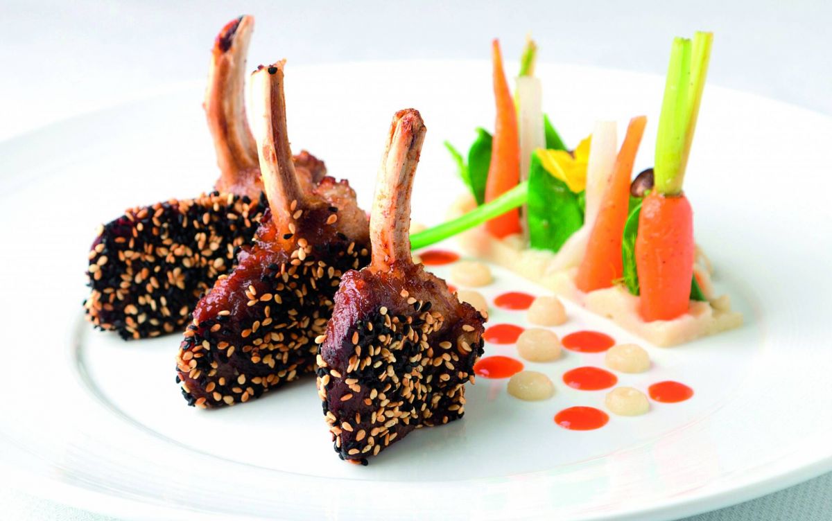 ضلوع الغنم الآسيوية بالخضار