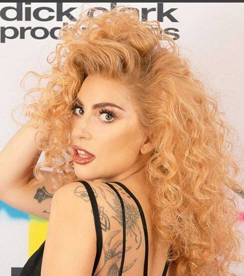 بالصور - شاهدوا الحذاء الغريب الذي لا تتخلى عنه ليدي غاغا