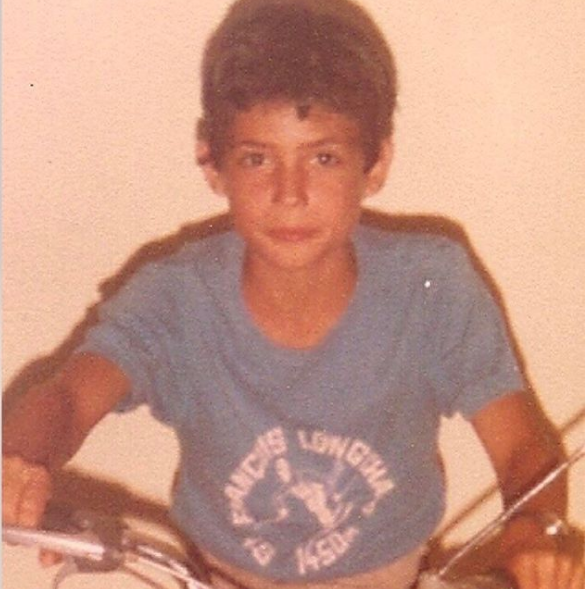 بالصور - خمّنوا أي نجم عربي وسيم أصبح هذا الطفل