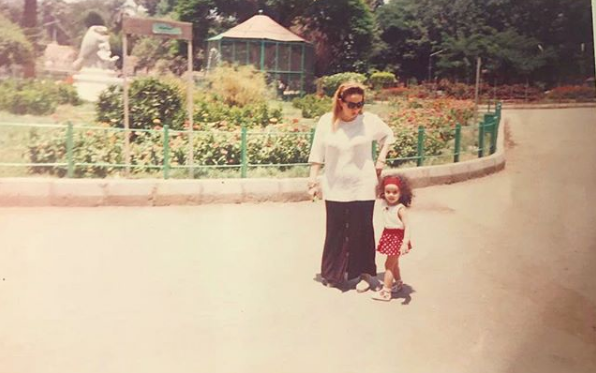 بالصور - خمنّوا هذه الطفلة أي نجمة عربية وحسناء أصبحت؟!