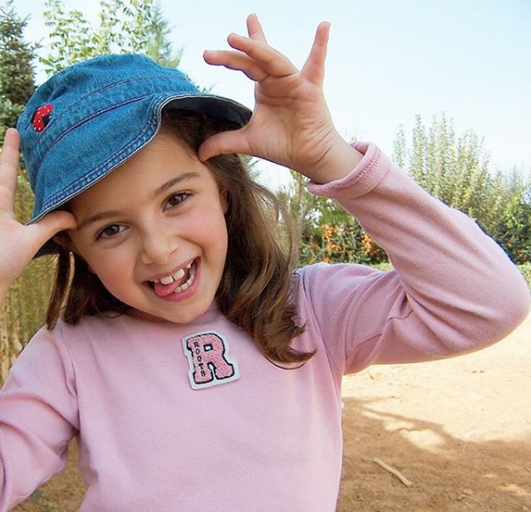 بالصور - خمنّوا هذه الطفلة أي نجمة عربية وساحرة أصبحت؟!