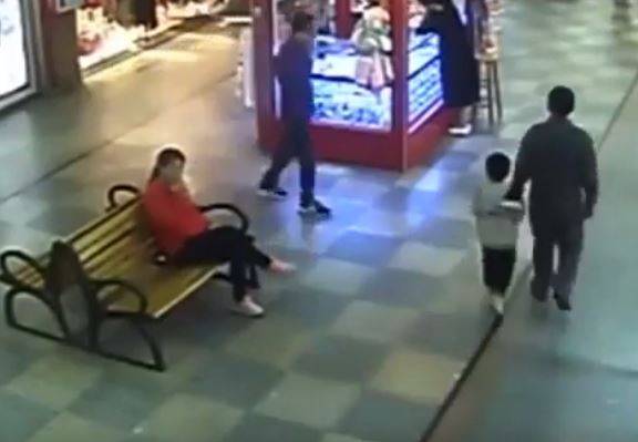 بالفيديو - شاهدوا كيف أنقذ اب ابنه من عصابة تتاجر بالبشر