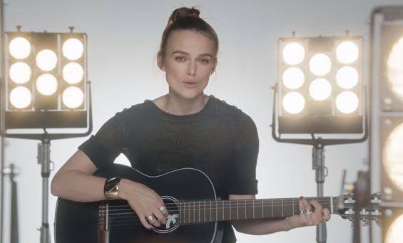 كيرا نايتلي تغنّي لمجوهرات مجموعة cococrush