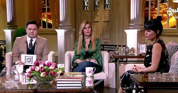 خبيرة موضة لبنانية تسخر من إطلالات بعض النجمات.. أي فستان هو الأسوأ؟