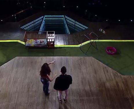 بالفيديو - أحمد فهمي يؤدي الأعمال المنزلية على الهواء.. وهكذا عزف على الكمان