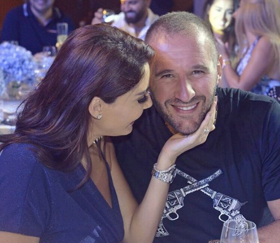 بالفيديو – زوج سيرين عبد النور وابنتها يشعلان 