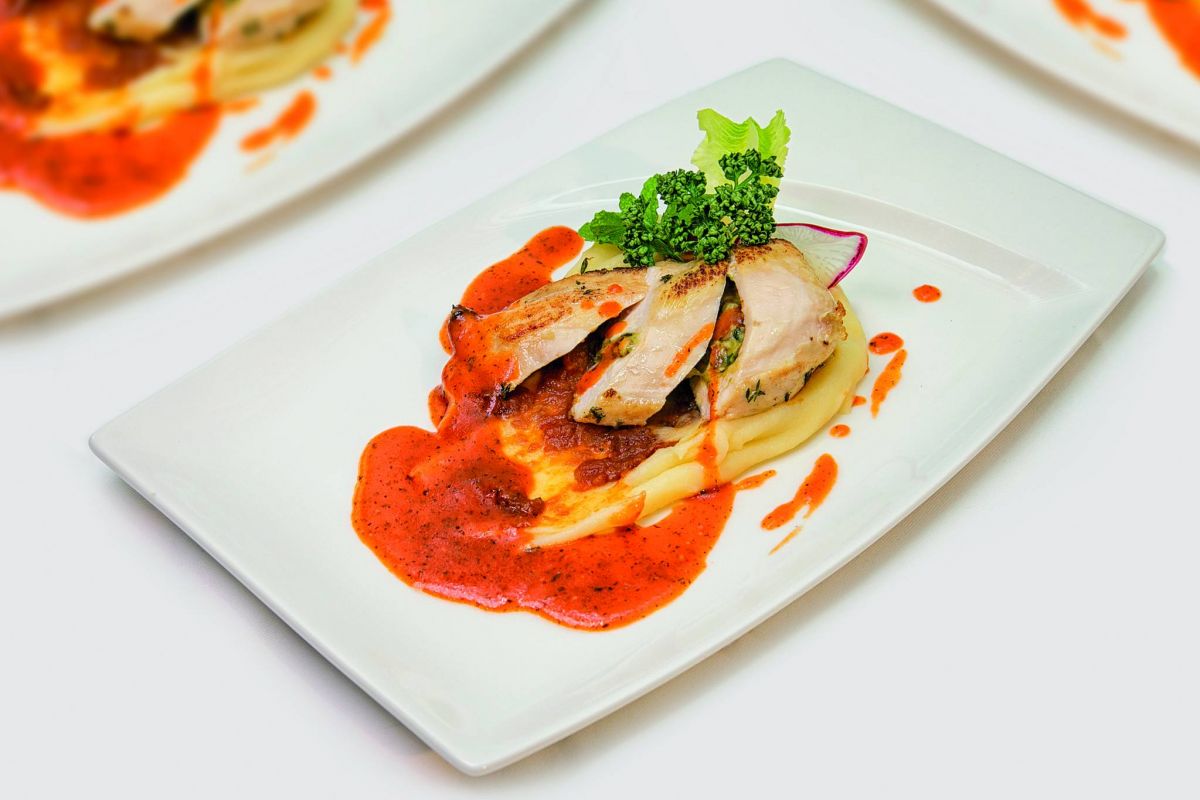 صدر الدجاج المشوي المحشو بالجبنة العكاوي مع البطاطا المهروسة وصلصة البندورة