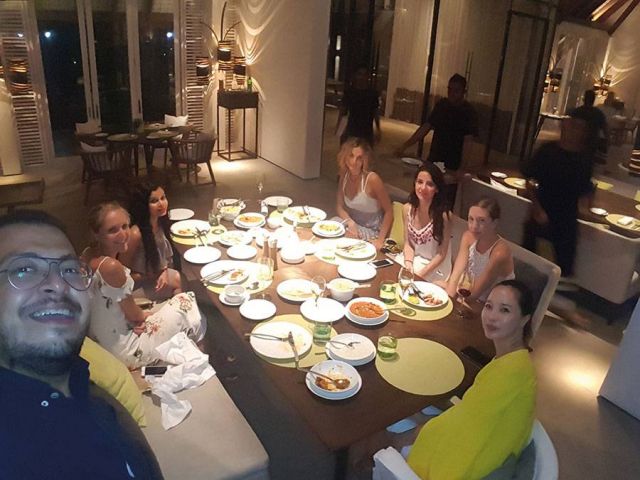 الزميل ميشال زريق مع صحافيين ومسؤولين في المنتجع