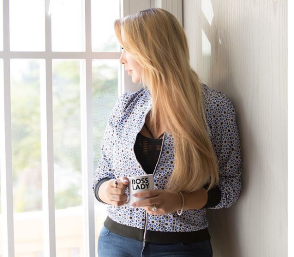 بالفيديو والصورة - جويل ماردينيان تُبهر المتابعين بالحجاب وبإطلالتها في السعودية... شاهدوا كيف بدت