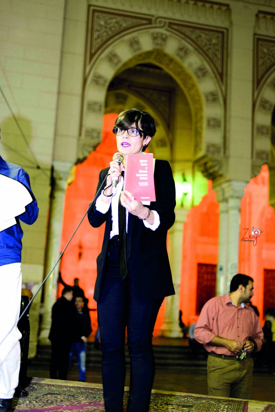 شعراء خارج القاعات المغلقة في مهرجان دولي