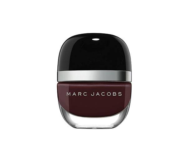 طلاء الأظافر بين المعدني اللامع والألوان الكلاسيكية