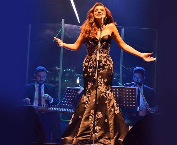 أنغام بإطلالة ساحرة... اكتشفي الصيحة وراء جاذبيتها