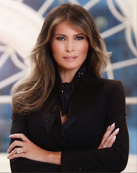 بالصورة - ميلانيا ترامب تشعل المواقع بفستانها باهظ الثمن... الرقم صادم