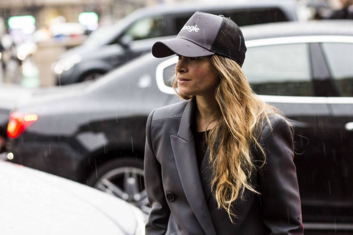 قبعة الغولف تدخل عالم الأزياء... وهكذا ستعتمرينها