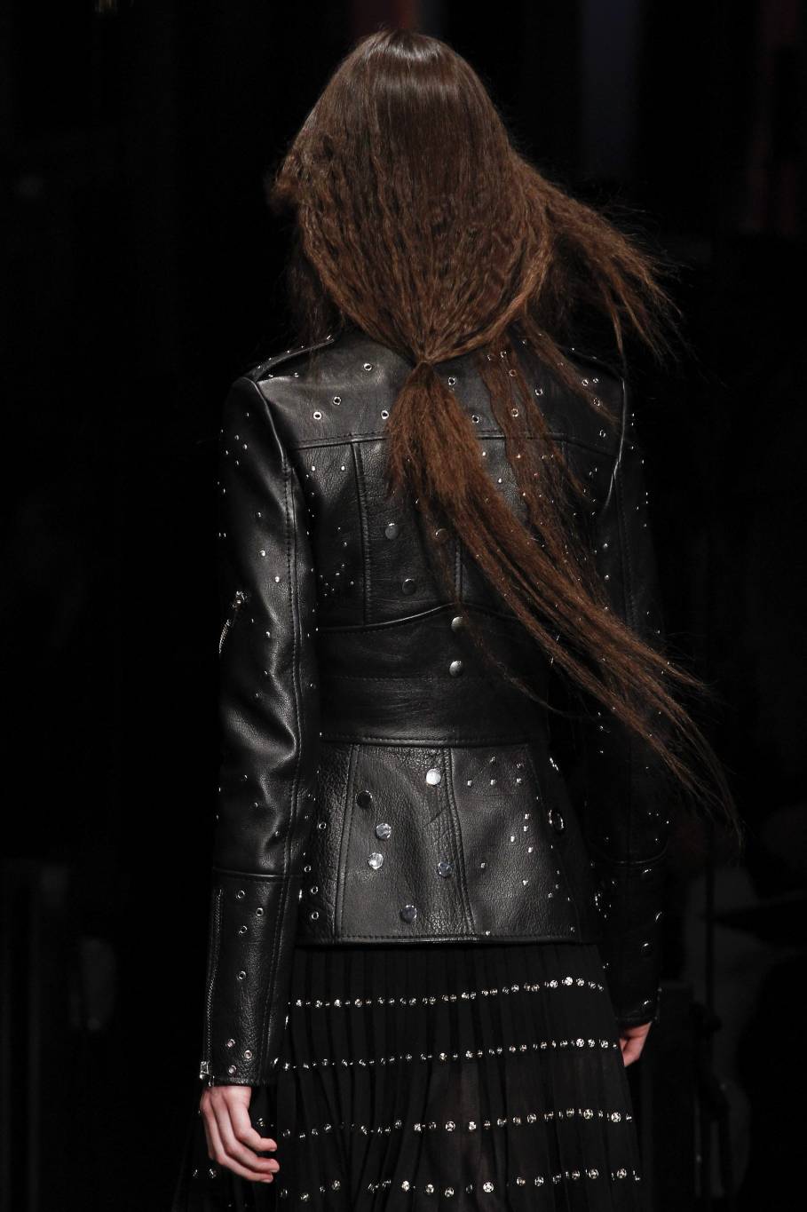 منصات عروض الأزياء تبتكر رؤية جديدة لتسريحة ذيل الحصان