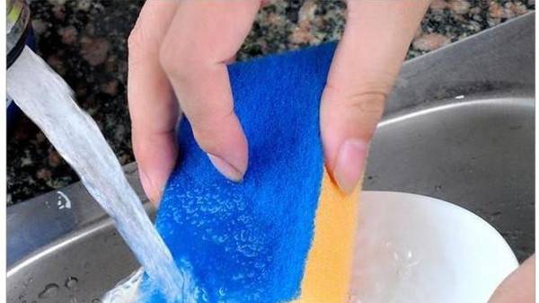 لن تصدق ما يمكن أن تجده في مطبخك.. فاحذر غسل هذه الأداة
